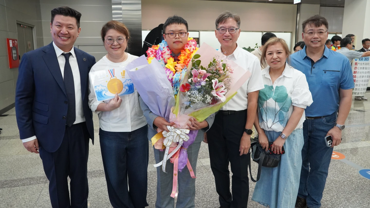 何海銘奪奧林匹亞競賽雙金佳績(戴花圈者)、薇閣公益文教基金會董事長李承宗(左一)、薇閣中學校長孫明峯(右三)、導師陳慧芳(左二)、何海銘父母(右一、二)。薇閣中學提供