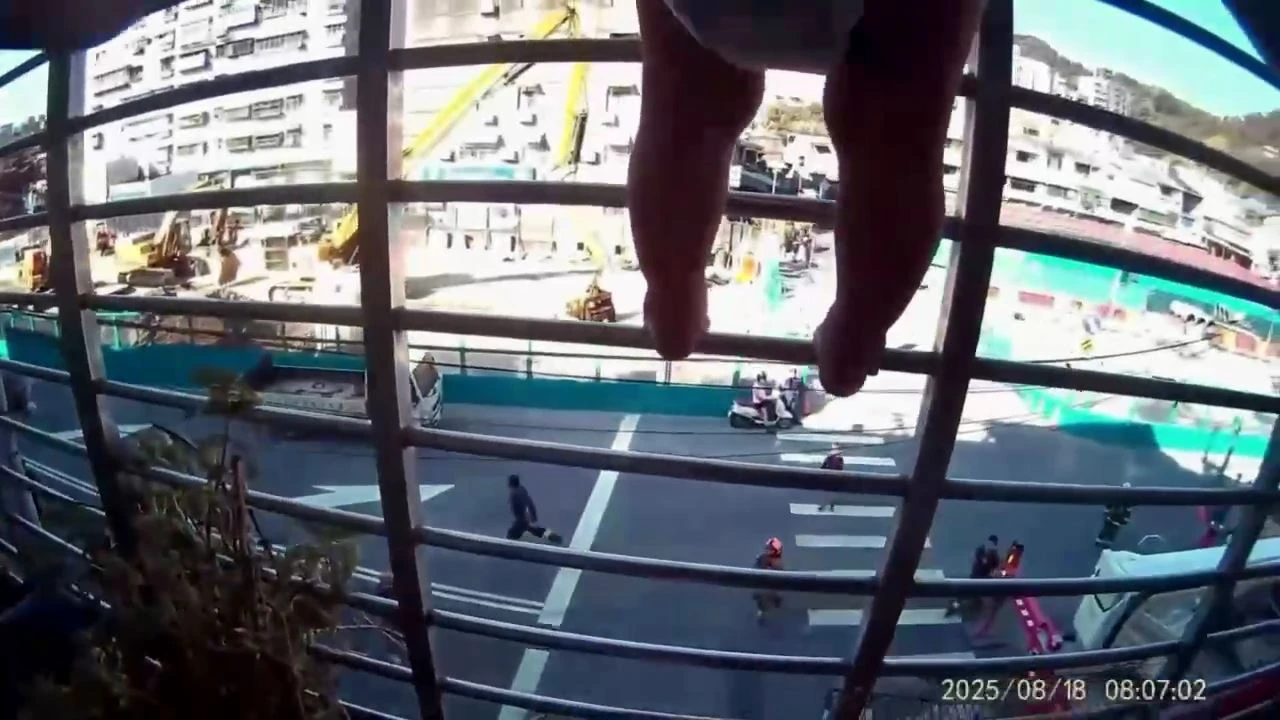 新北樹林兩名幼童爬上鐵窗,警消救援。翻攝畫面