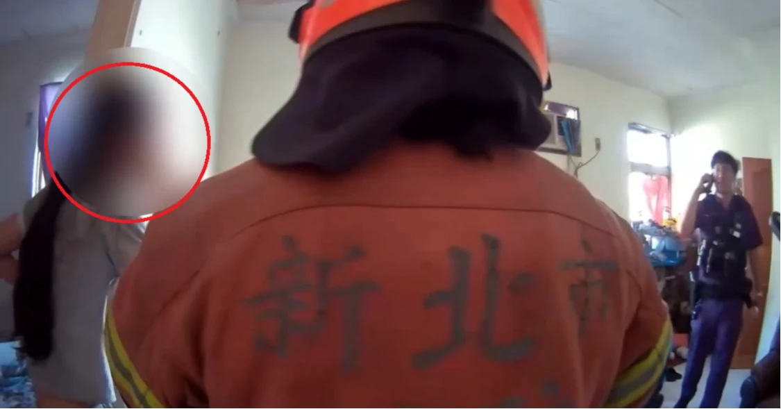 幼童母看到警方還狀況外,不知兩兒爬上鐵窗險釀意外。翻攝畫面