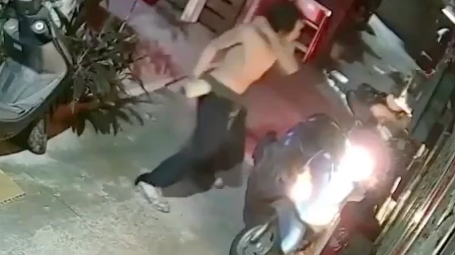 台中一中商圈發生隨機攻擊事件,一名赤裸上身男子持鐵罐攻擊騎車婦人。里長游金隆提供