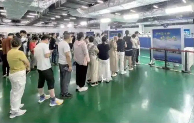 鴻海鄭州招工大排長龍。取自《證券時報》