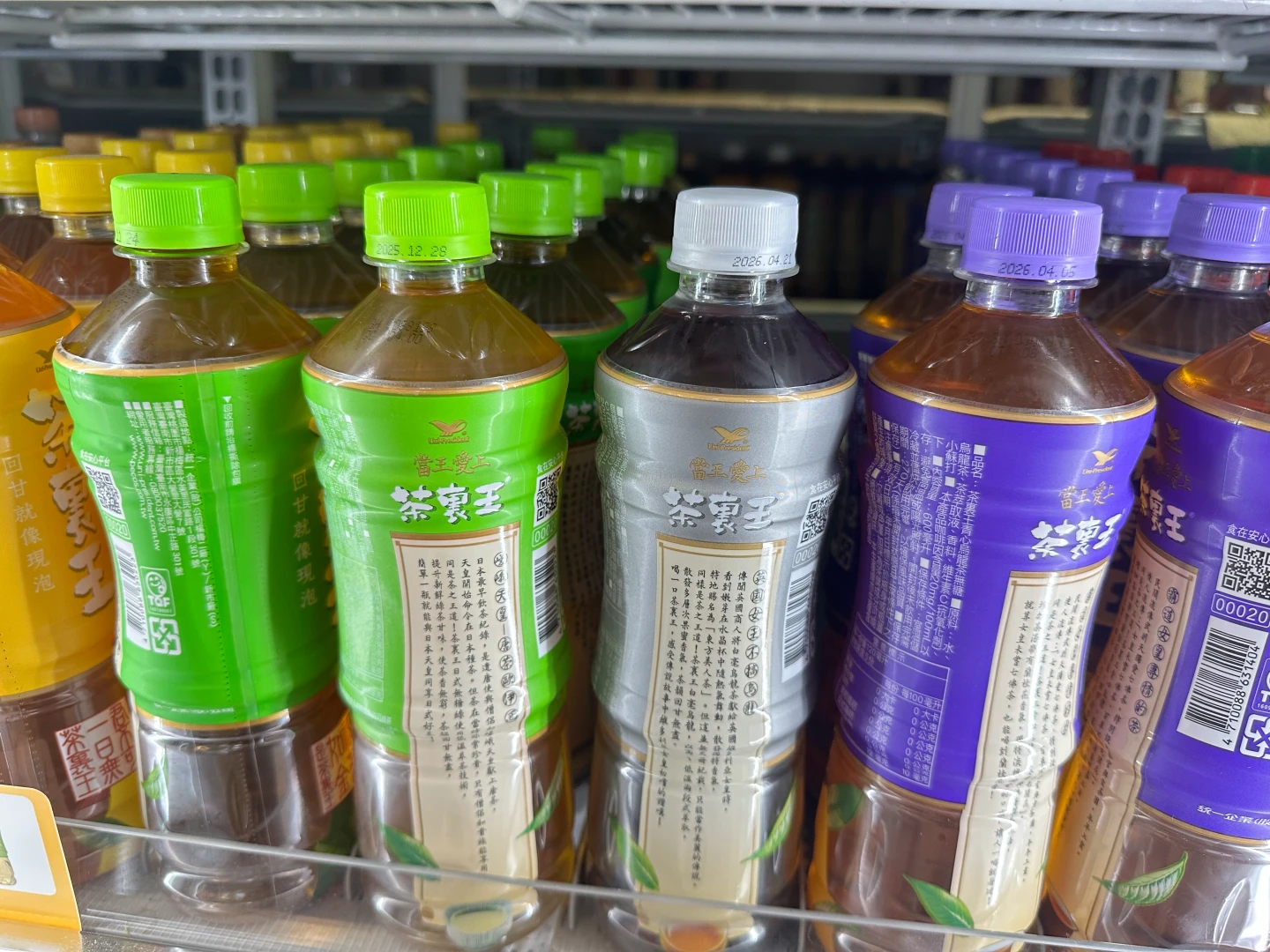 統一企業降價旗下茶裏王部分品項售價,四季春茶、伯爵紅茶、綠茶玉露原價25元降價為24元。陳怡文攝