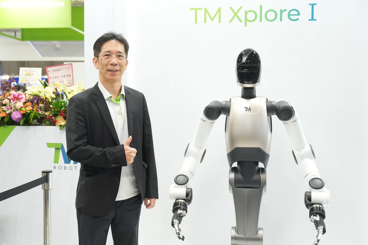 達明機器人TM Xplore I與營運長黃識忠。李柏毅攝