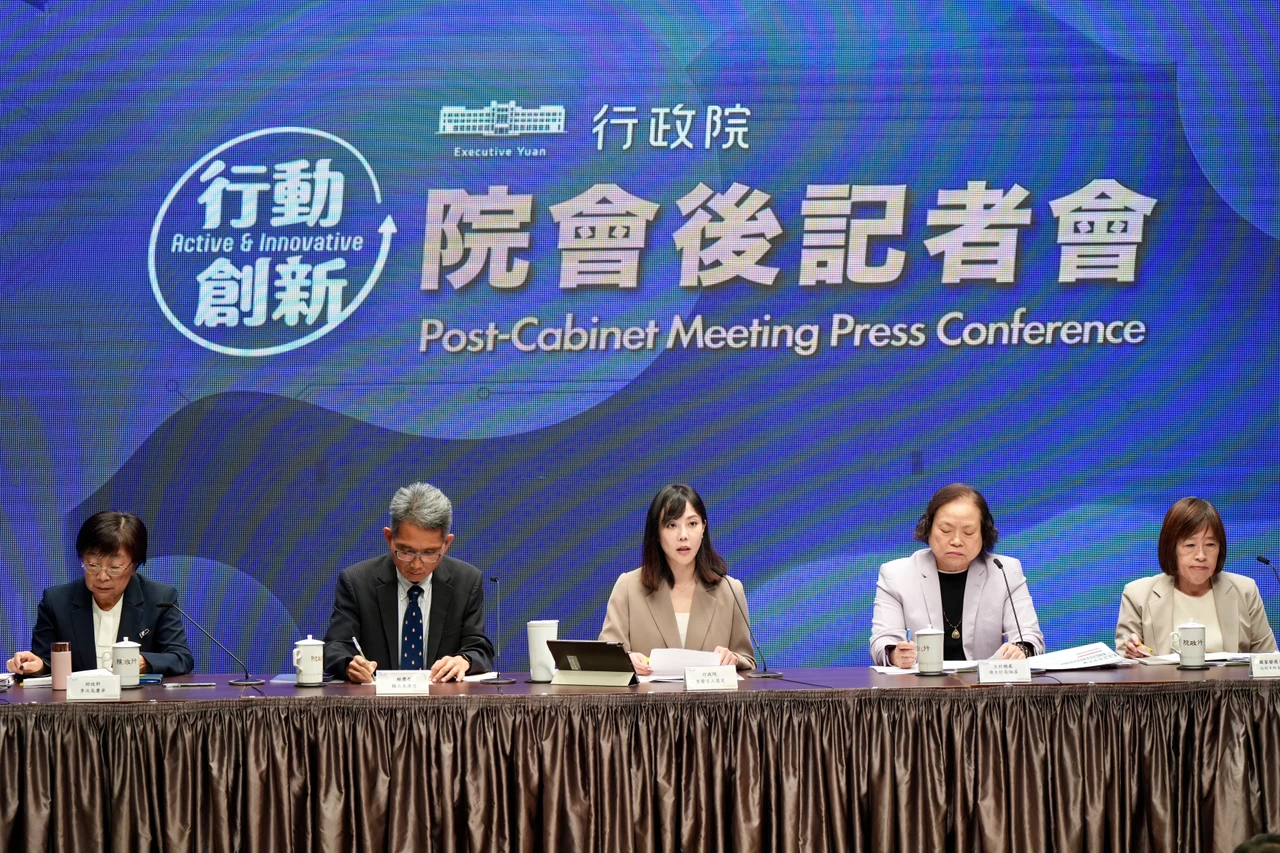 政院發言人李慧芝(中)轉述,院會通過《企業併購法》修正草案。梁建裕攝