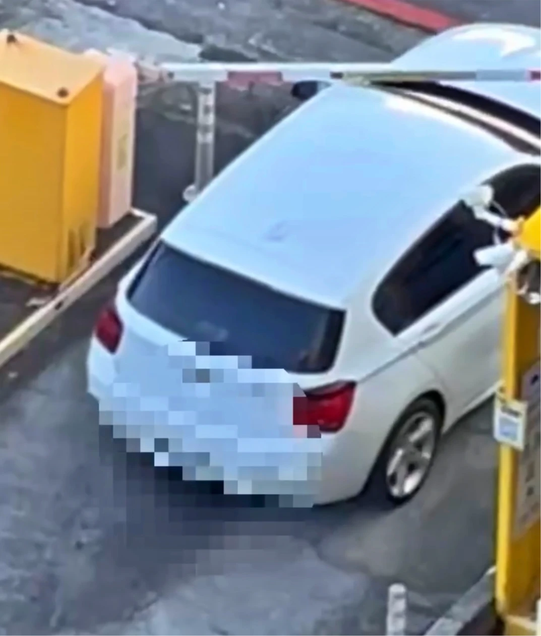 槍手開車硬闖出停車場。翻攝畫面
