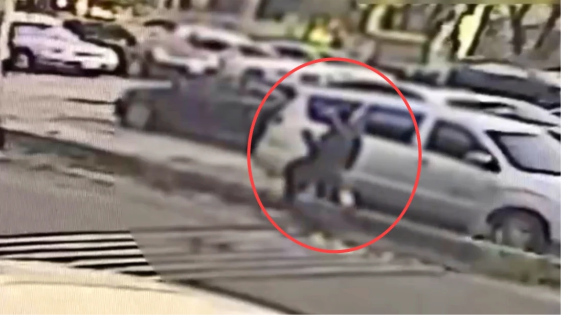 槍手犯後快步跑向停車場。翻攝畫面