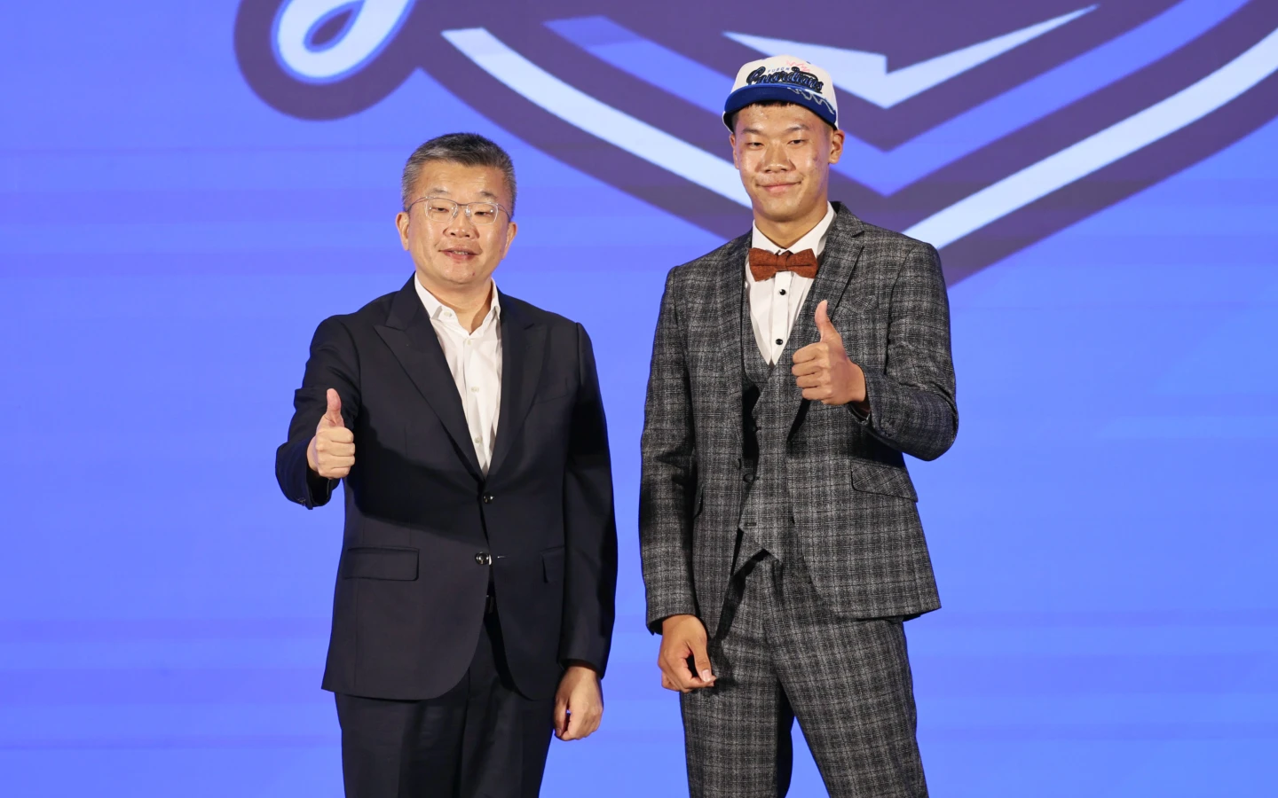 富邦悍將在2025年季中選秀以榜眼籤選進捕手張育豪(右)。中職提供