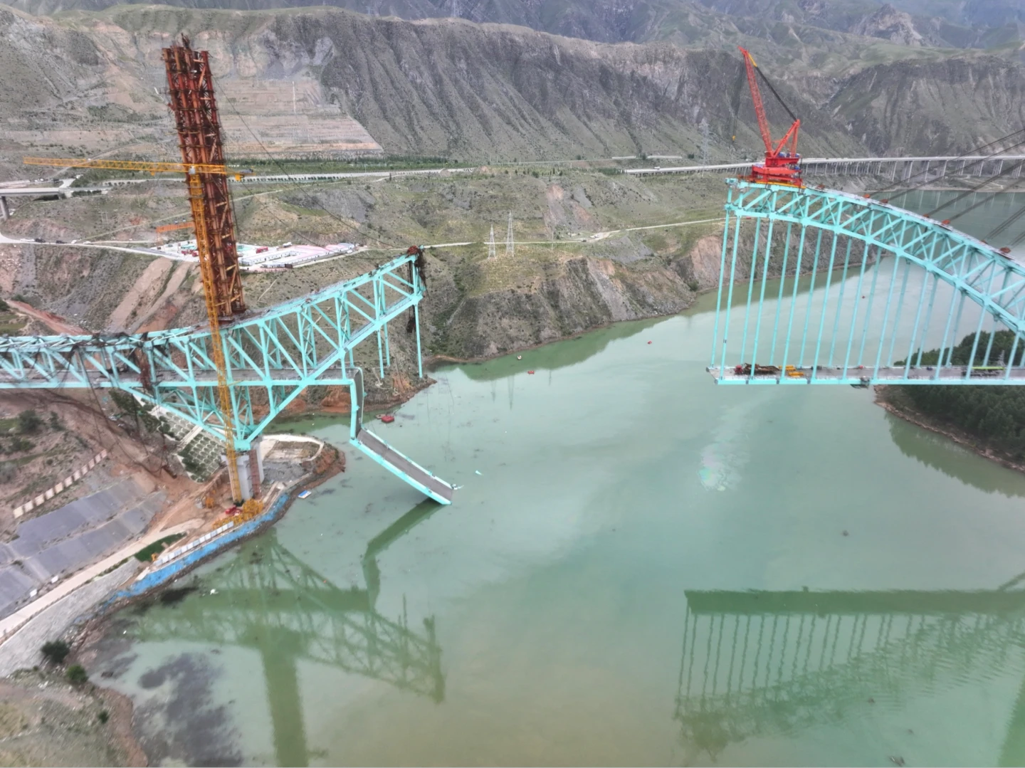 中國川青鐵路青海段尖扎黃河特大橋22日鋼纜斷裂導致橋斷落水,上方塔架也啪一聲沒了。法新社
