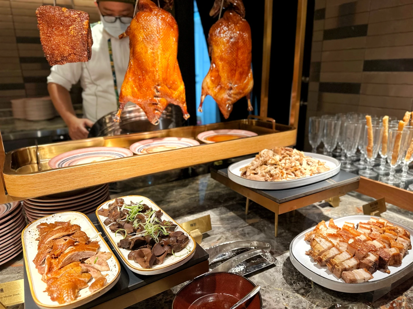「名人坊」必吃的片皮鴨、鮮蝦水晶餃、鮑魚燒賣皇。劉沛妘攝
