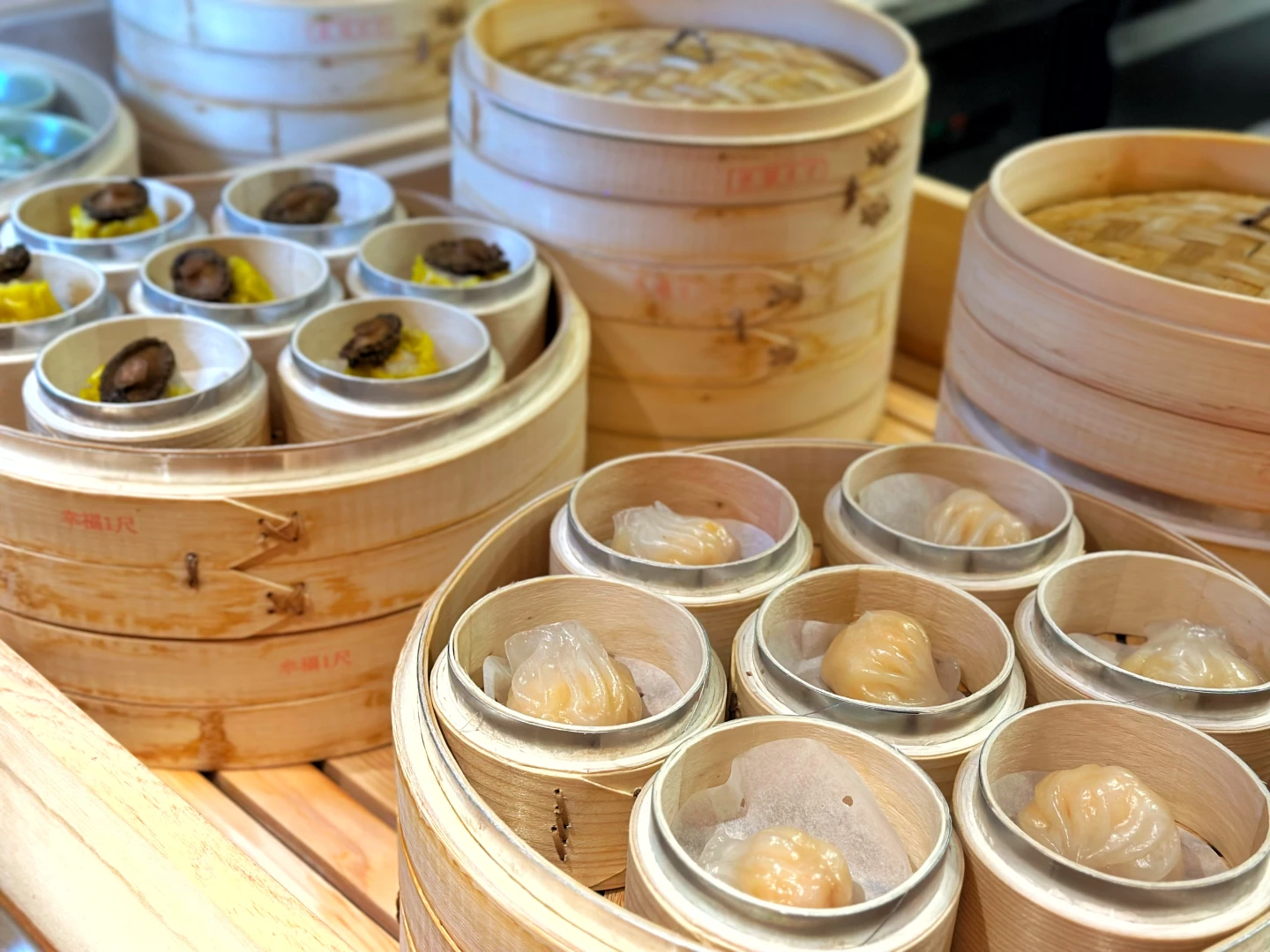 「名人坊」必吃的片皮鴨、鮮蝦水晶餃、鮑魚燒賣皇。劉沛妘攝