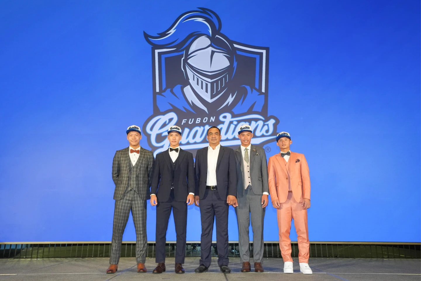 富邦悍將在2025年中職季中選秀首輪選進補手張育豪(左)。中職提供