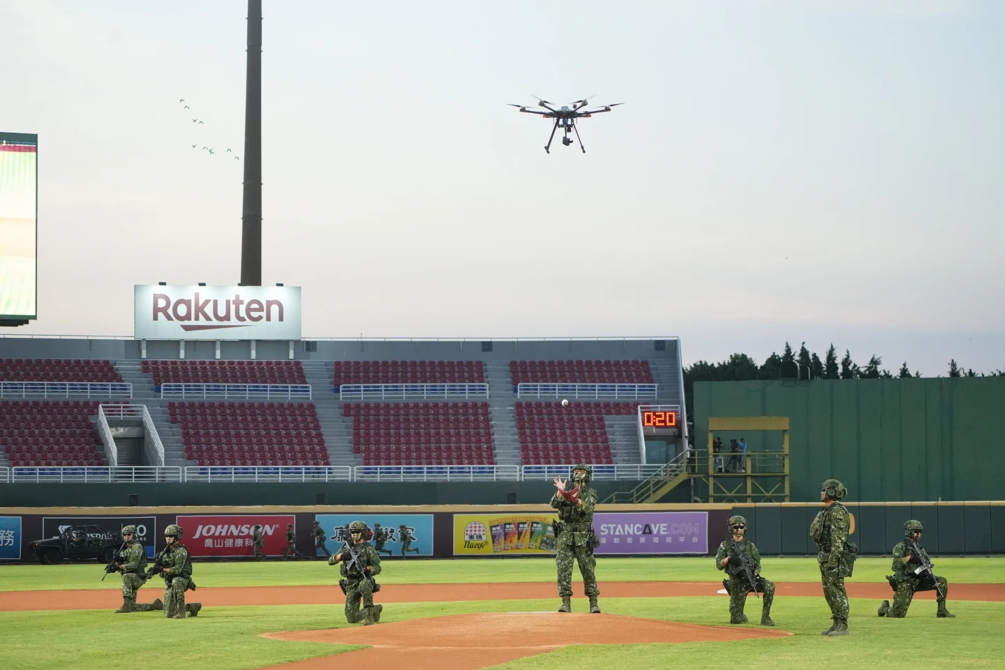 國軍訓練用的六軸無人機擔任傳球工作。李柏毅攝