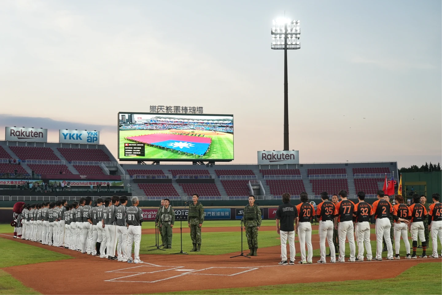 國軍今在桃園棒球場展護巨型國旗。李柏毅攝