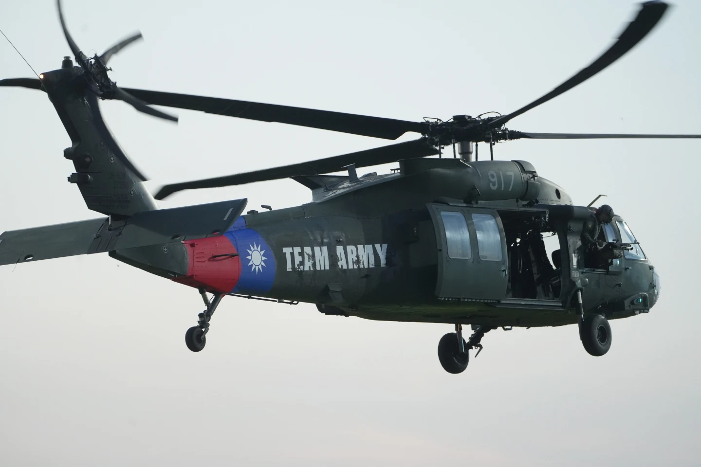 黑鷹直升機為了這次活動,特別彩繪「TEAM ARMY」字樣。李柏毅攝