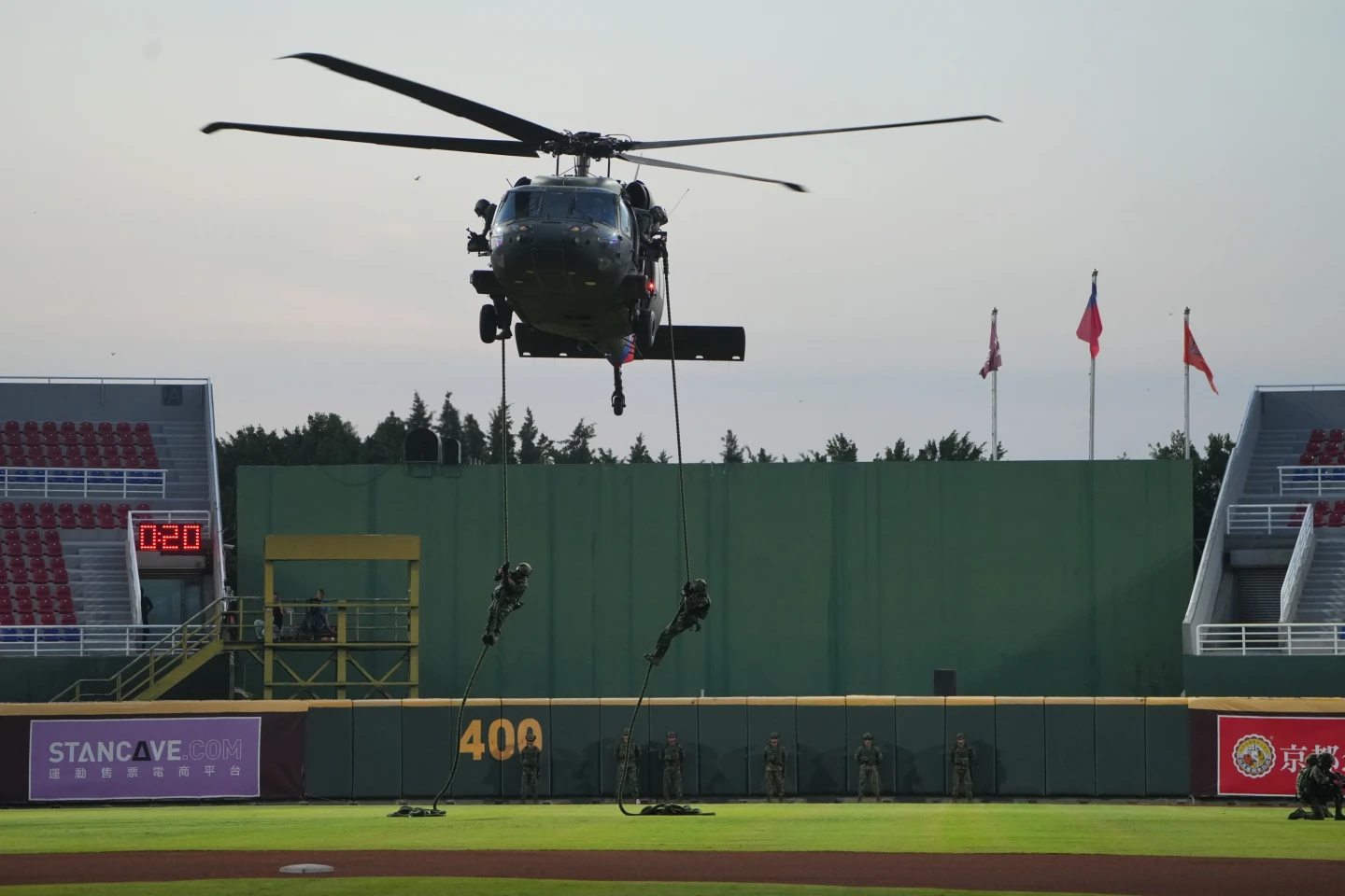 國軍官兵在黑鷹直升機上快速繩降,降落樂天桃猿「阿迷趴」。李柏毅攝
