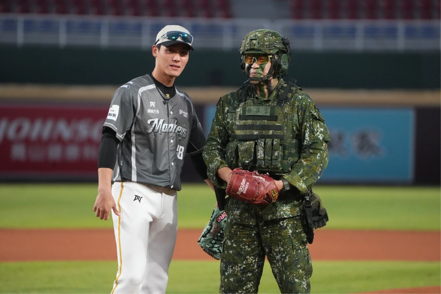 樂天桃猿外野手陳晨威和苑汝瑋合影。李柏毅攝
