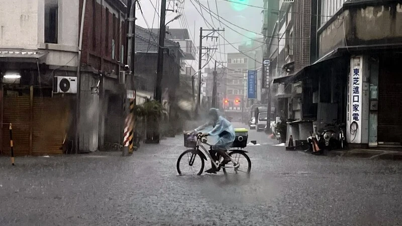受低壓大豪雨影響,造成嘉義縣朴子市區積淹水。中央社