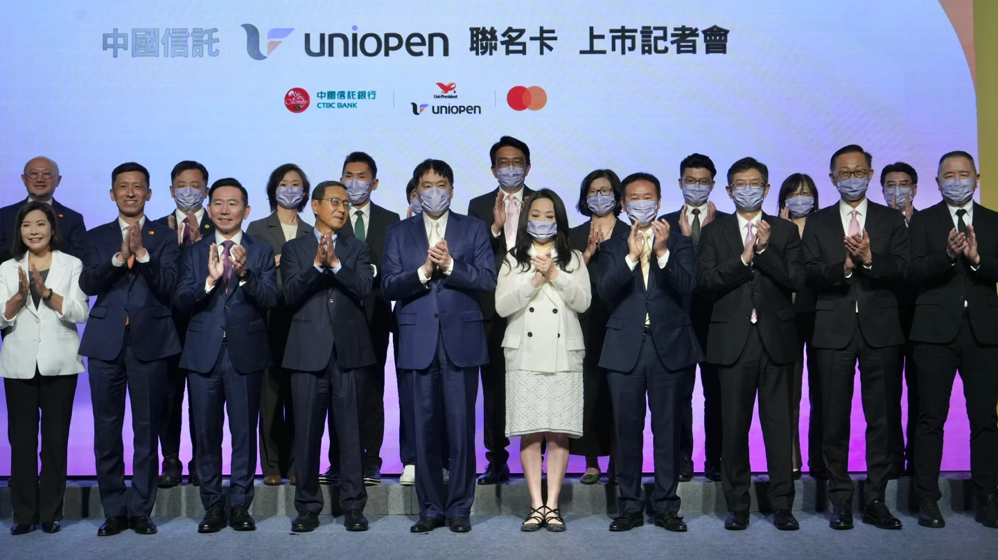 中信銀主管清一色沒戴口罩,統一因是食品廠都要戴口罩。林林攝