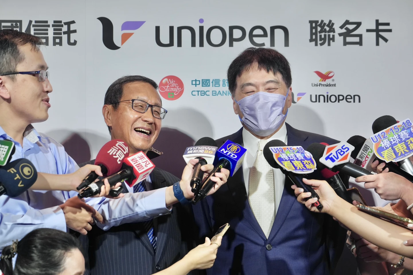 統一董事長羅智先(右)與中信銀董事長陳佳文(左)。林林攝
