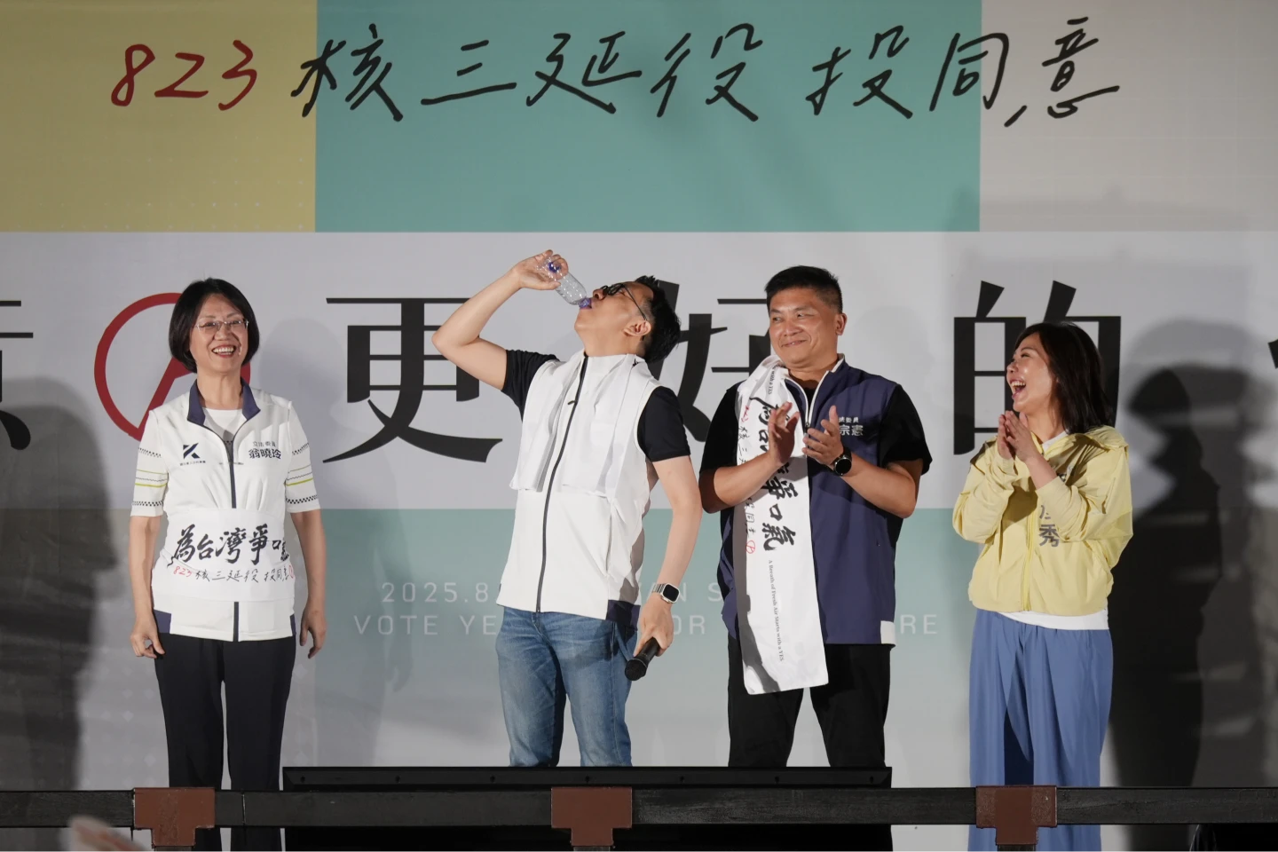 藍委台上踩罐瓶裝水,引發現場歡呼。陳卓邦攝