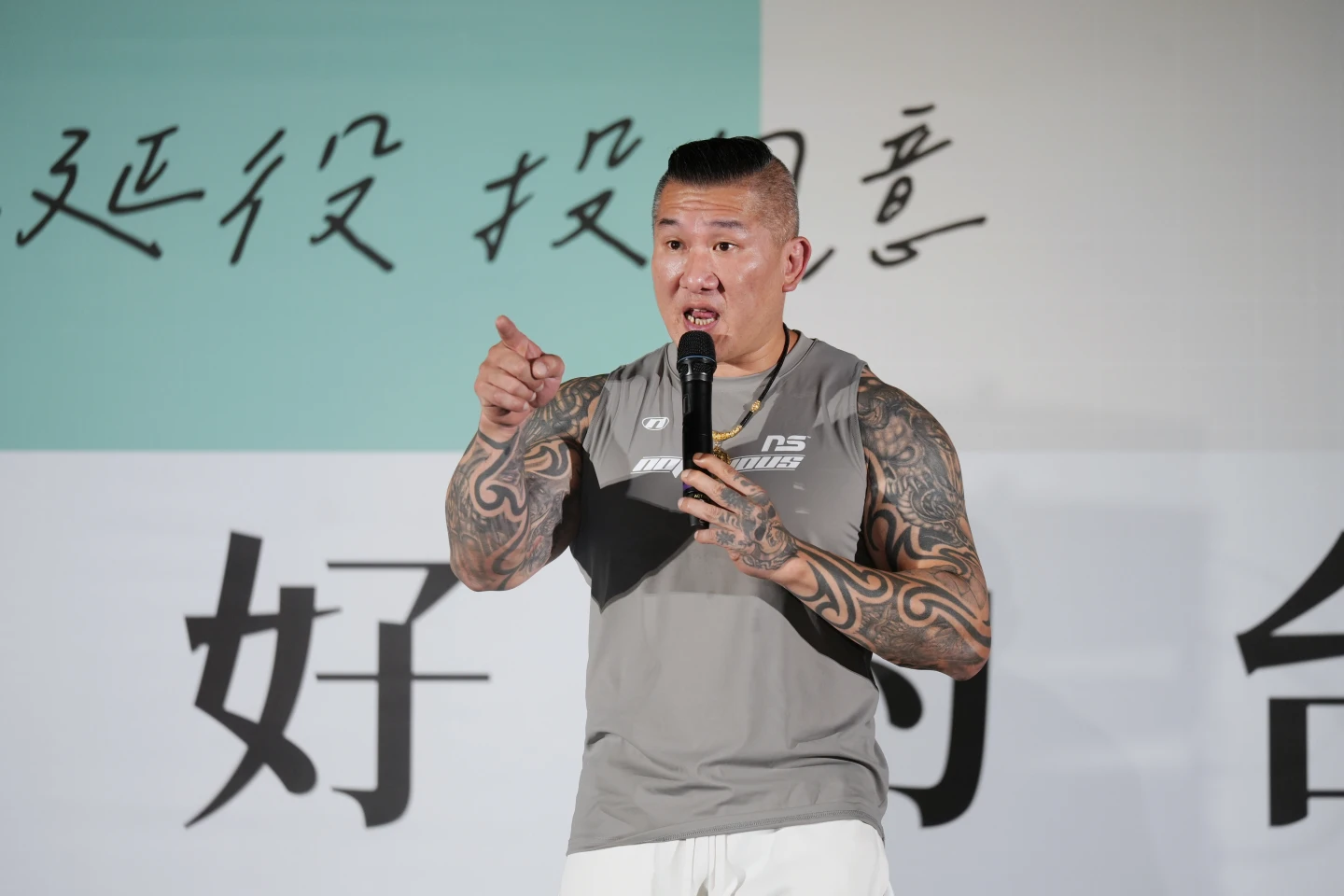 館長陳之漢在台上呼籲民眾出門投下公投同意票。陳卓邦攝