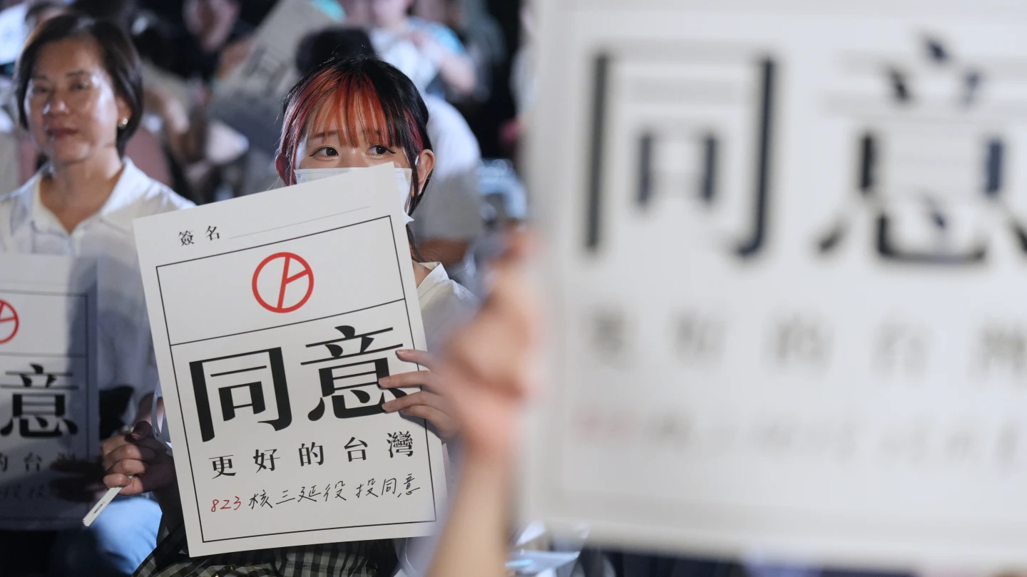 台灣民眾黨今(22日)晚在台北榮星花園水舞廣場舉辦「Taiwan Restart 公投之夜」造勢催票。陳卓邦攝