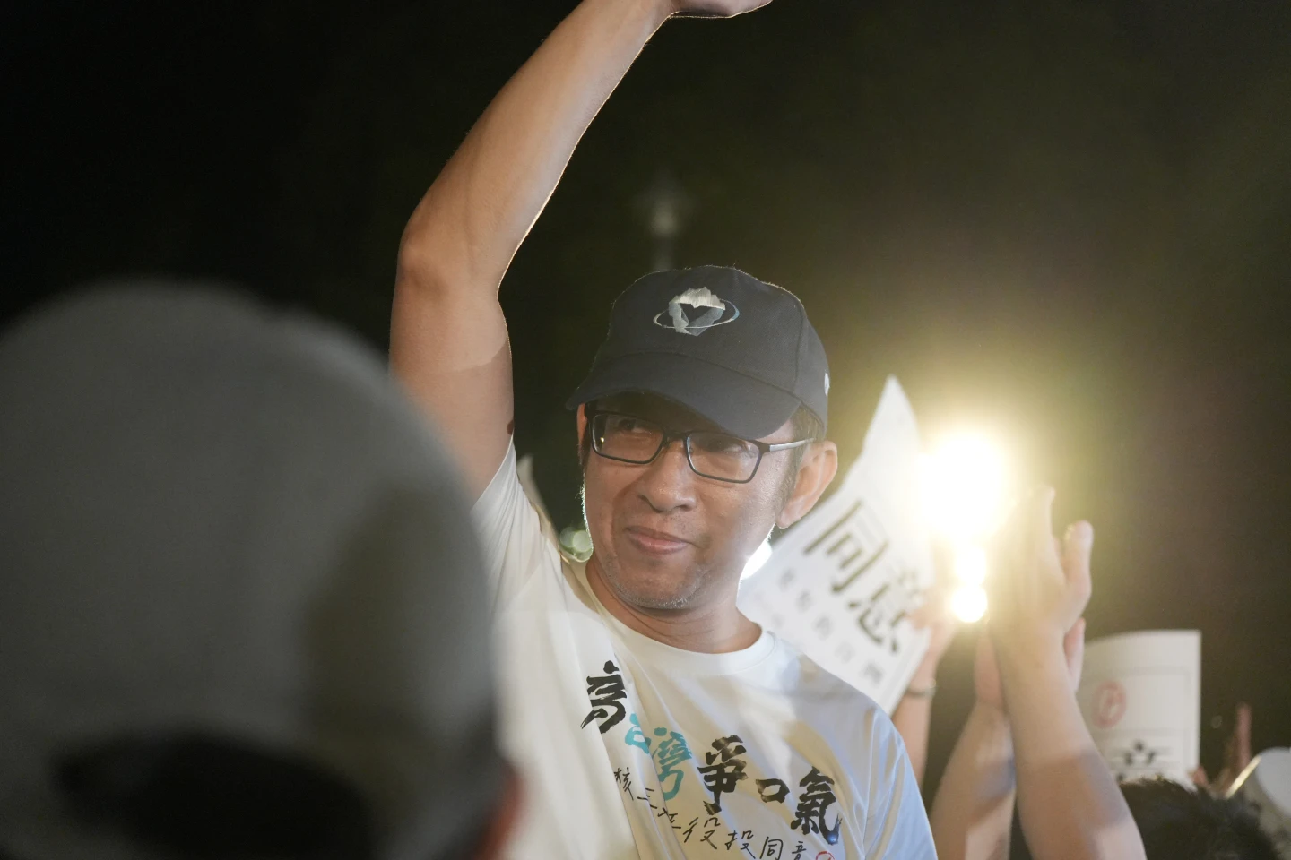支持核三延役的台電員工楊家法到場接受致意。陳卓邦攝