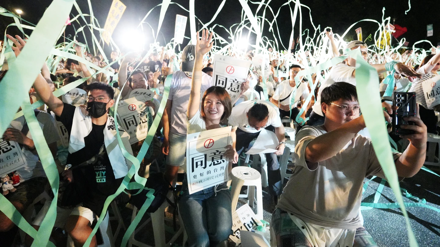 圖輯｜「出來投就會贏」白營主帥攜手童子賢喊話　館長疾呼：明天是唯一反擊機會