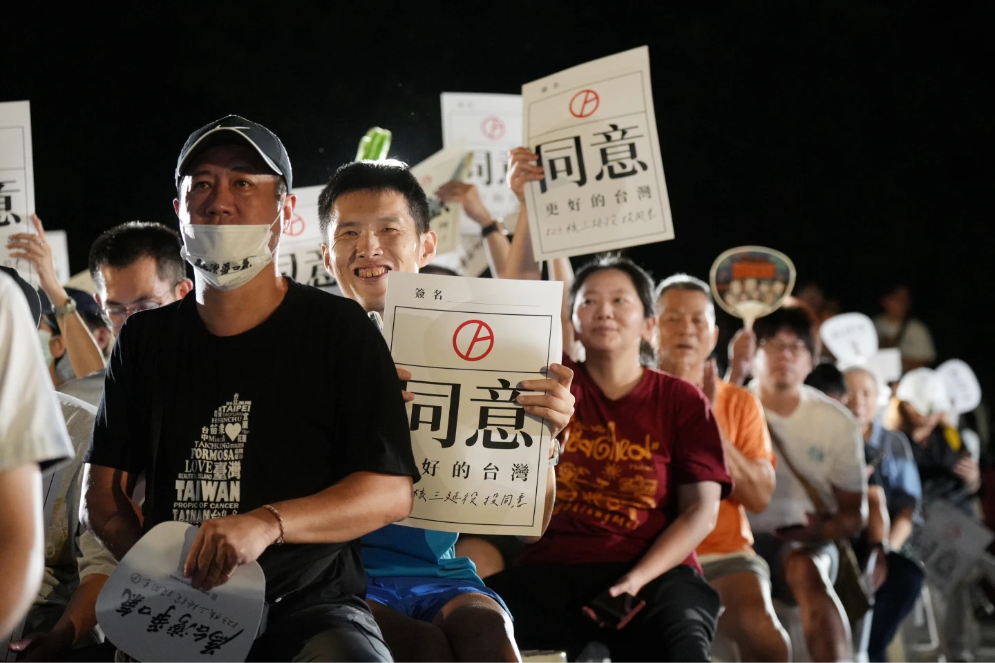 小草們舉起著同意標語。陳卓邦攝