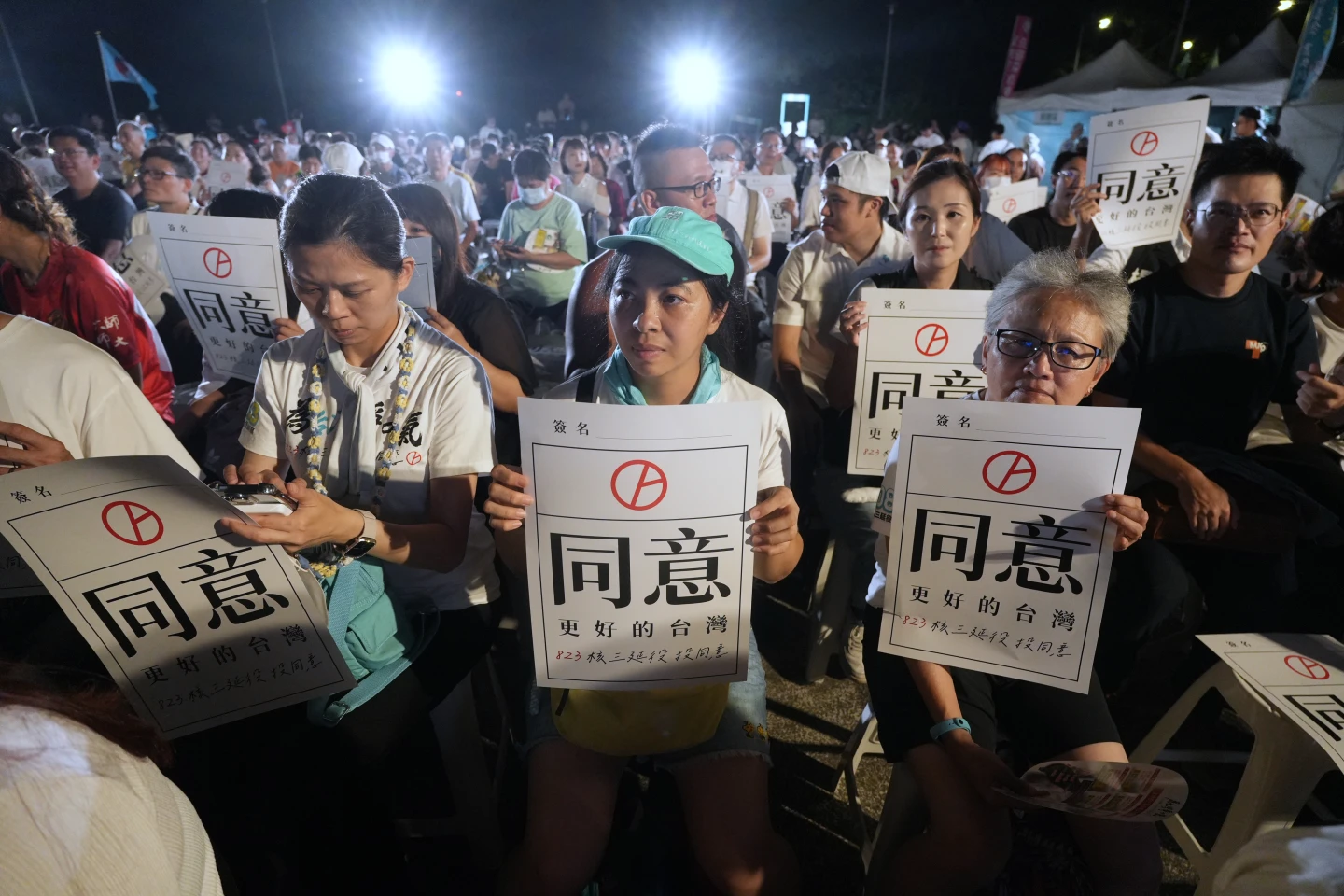 現場吸引大批小草到場力挺。陳卓邦攝