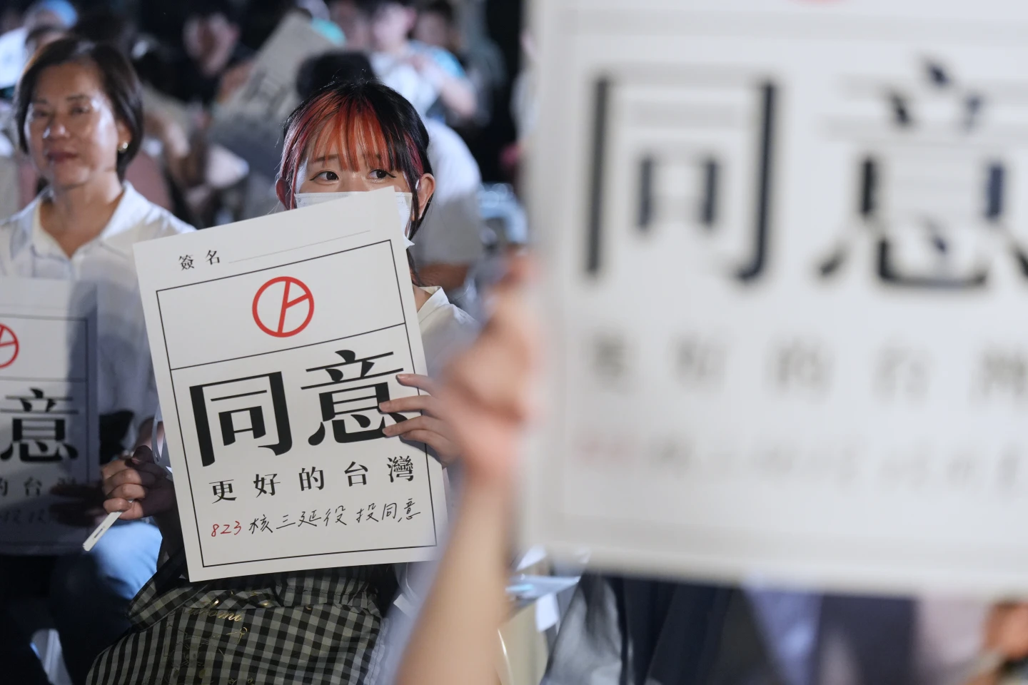 台灣民眾黨今(22日)晚在台北榮星花園水舞廣場舉辦「Taiwan Restart 公投之夜」造勢催票,支持者表達同意立場。陳卓邦攝