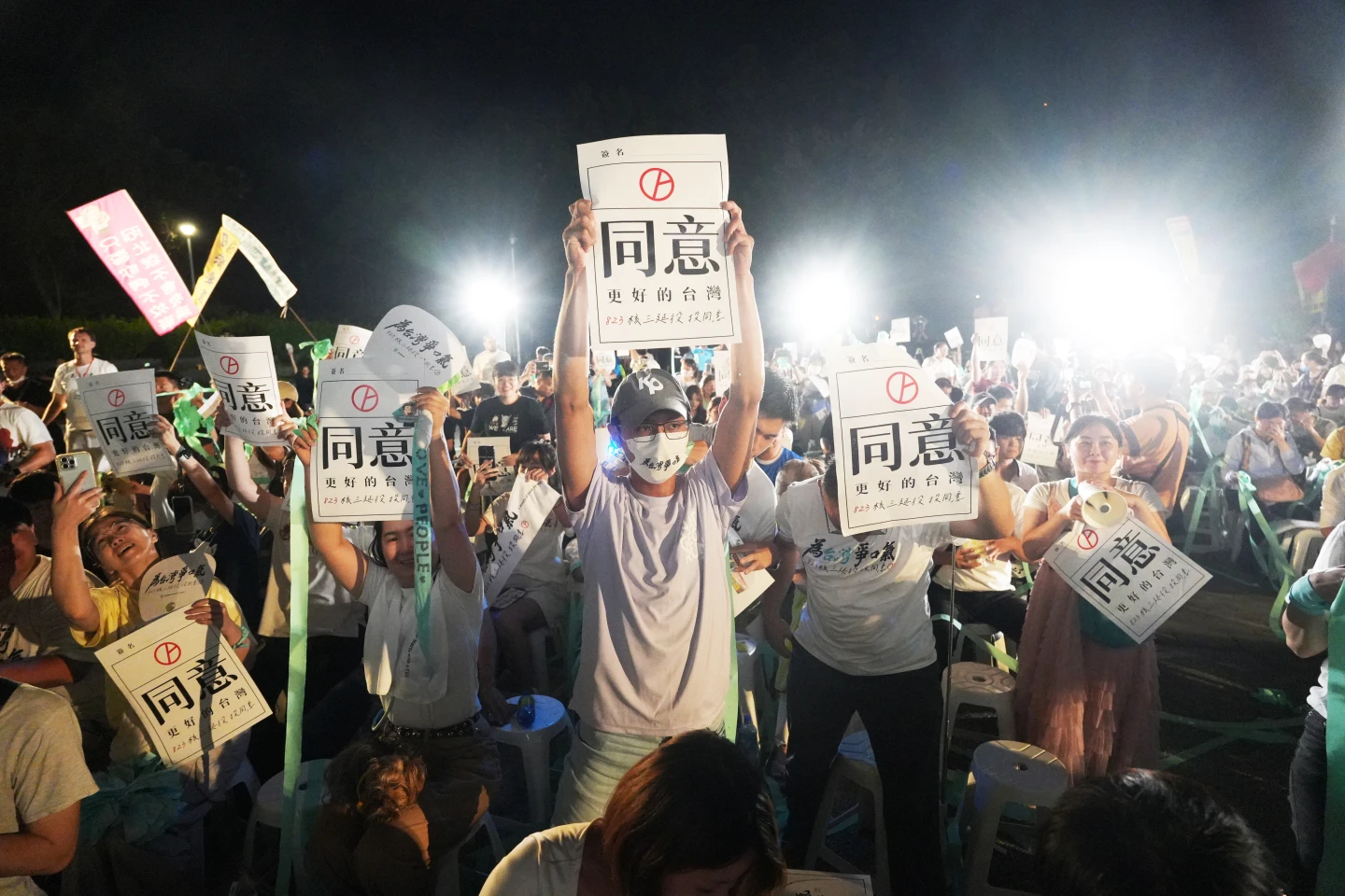 小草們舉起著同意標語。陳卓邦攝