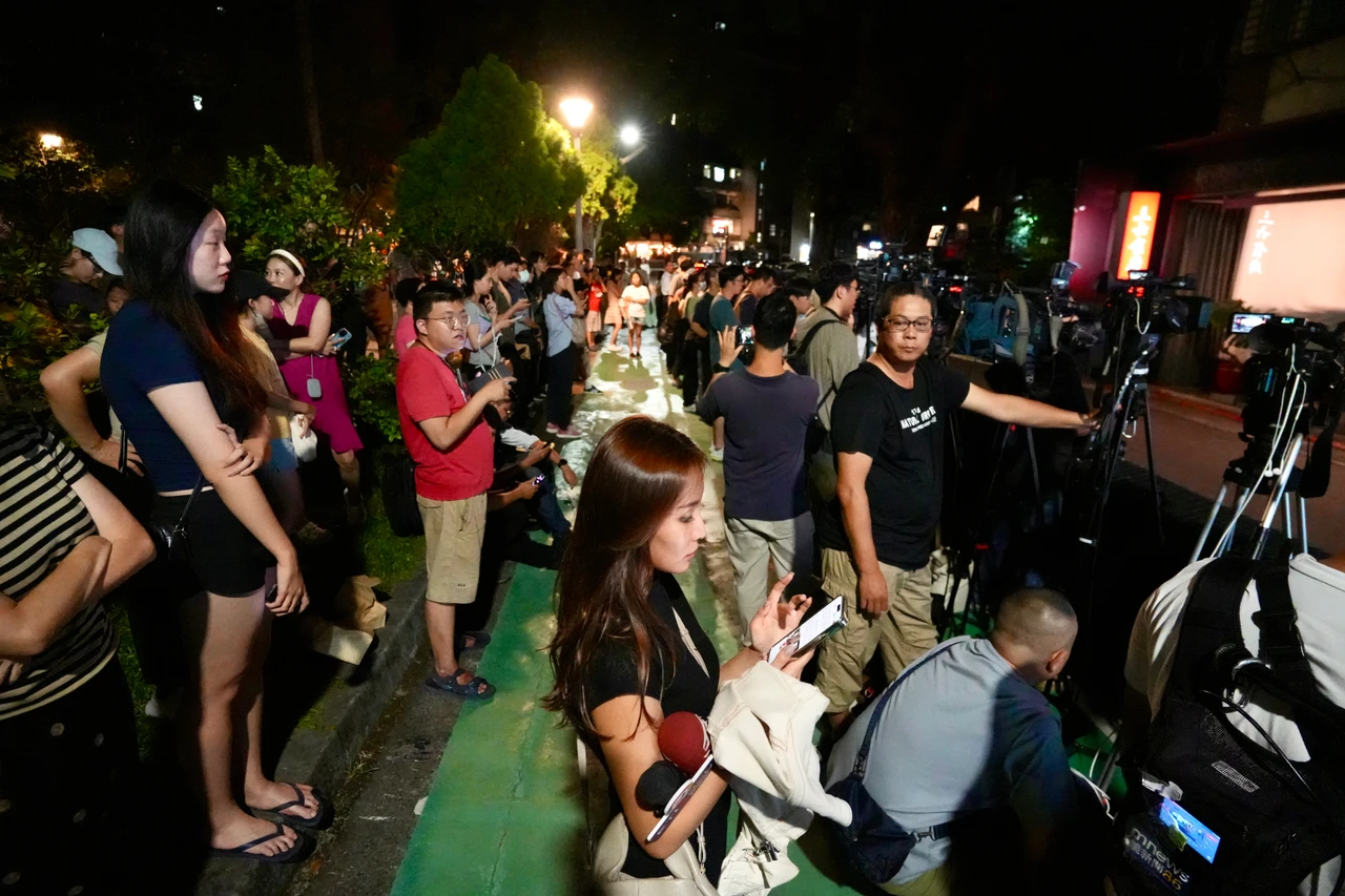 黃仁勳與魏哲家餐會,守候在外的民眾簽名造成道路壅塞。梁建裕攝