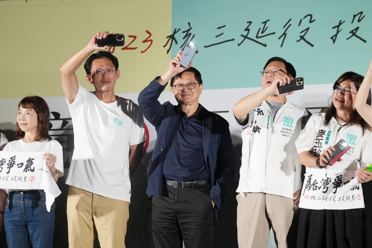 黃國昌結合和碩董事長童子賢,共催核三公投同意票。陳卓邦攝