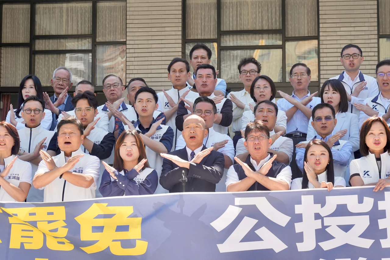 立法院長韓國瑜率眾藍委一同催票823。梁建裕攝