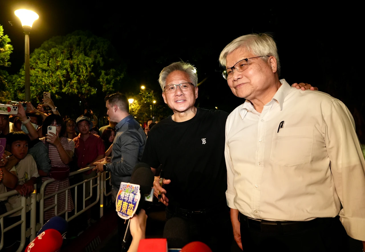 黃仁勳(左)上周與台積電董事長魏哲家(右)合照。梁建裕攝