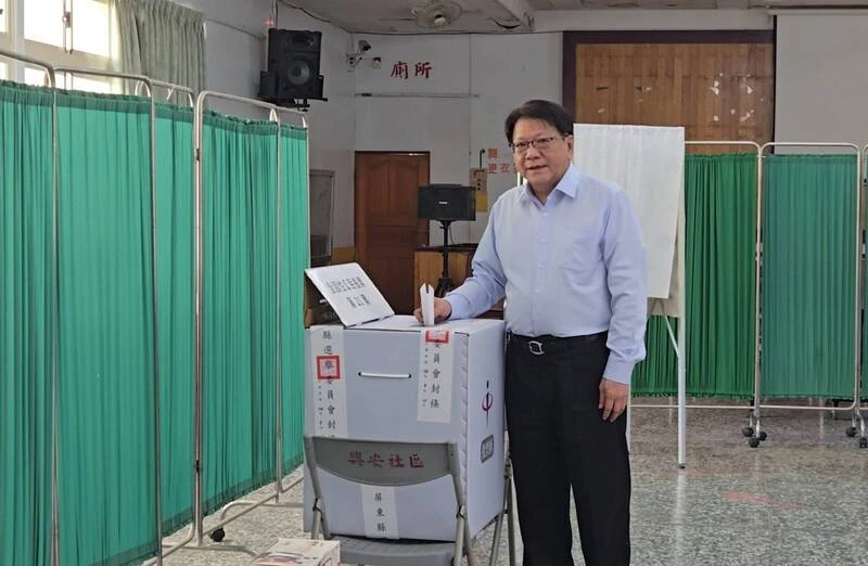 核三重啟公投23日登場,總統府祕書長潘孟安23日返回家鄉屏東縣車城鄉投票。中央社
