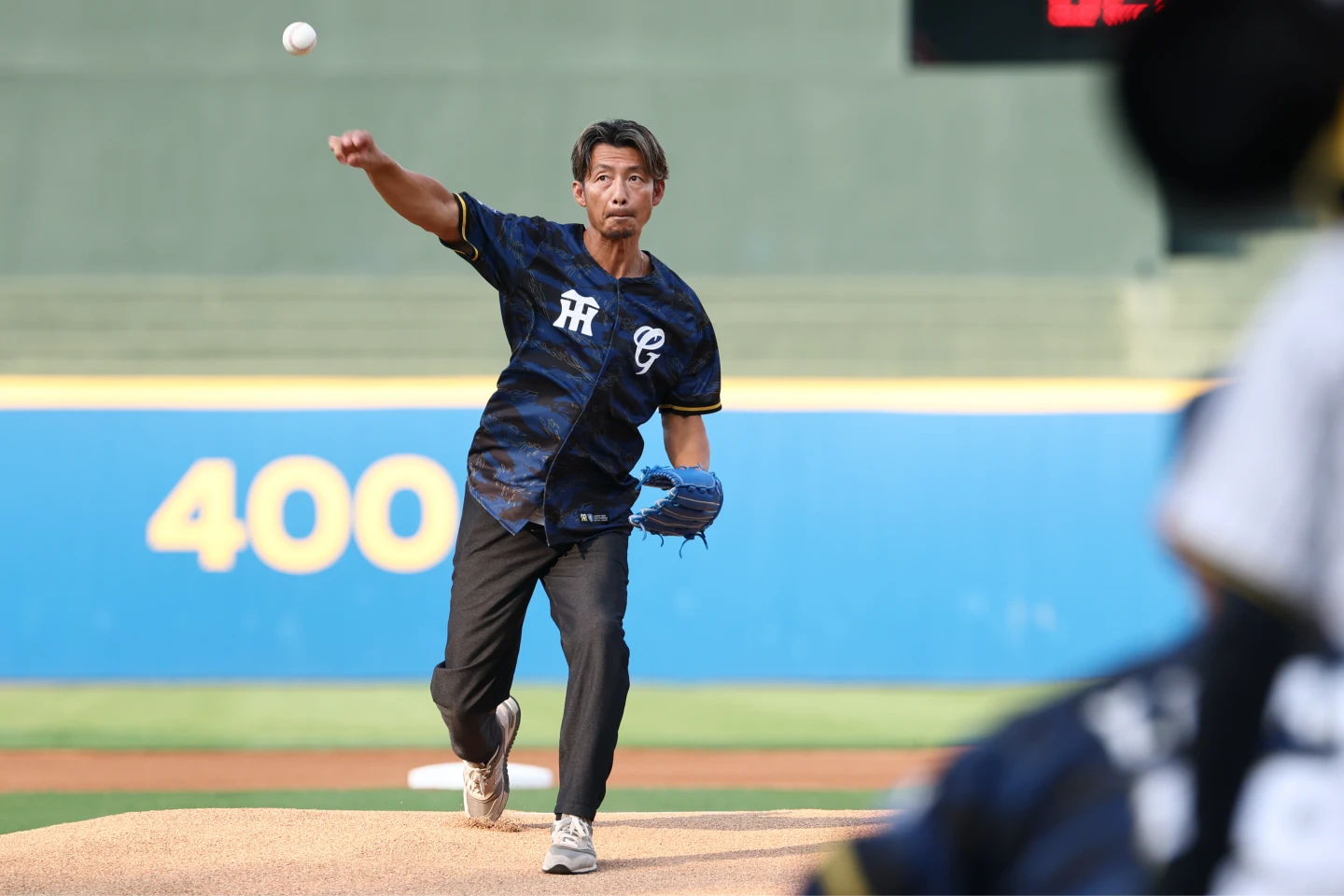 前阪神虎名將鳥谷敬23日擔任富邦悍將開球嘉賓。富邦悍將提供