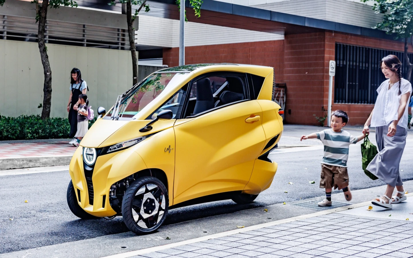 能遮風避雨、標配冷氣與ISOFIX兒童安全座椅規格的三輪電動機車「Lean3」,即將在台灣面世,備受消費者期待。取自FB@Lean Mobility