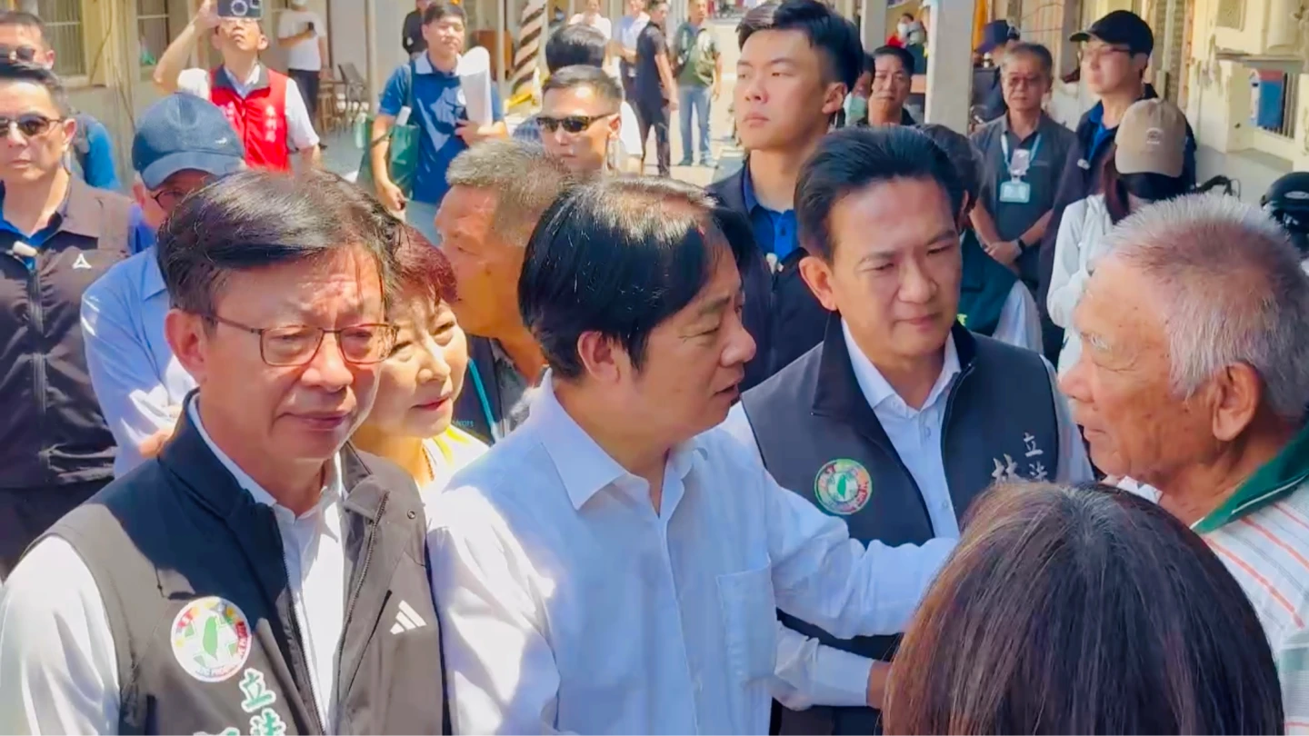 賴清德到台南關心災後復原,向受災戶保證「相關部門都會幫忙」。民眾提供