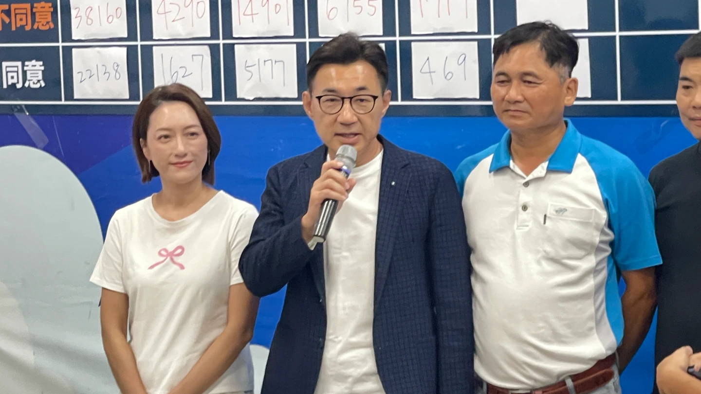 江啟臣和妻子晚間現身服務處,向支持者與團隊表達謝意。王煌忠攝
