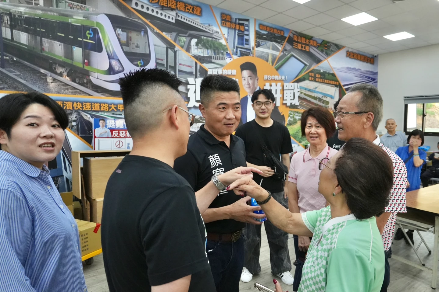 顏寬恒感謝選民支持。林林攝