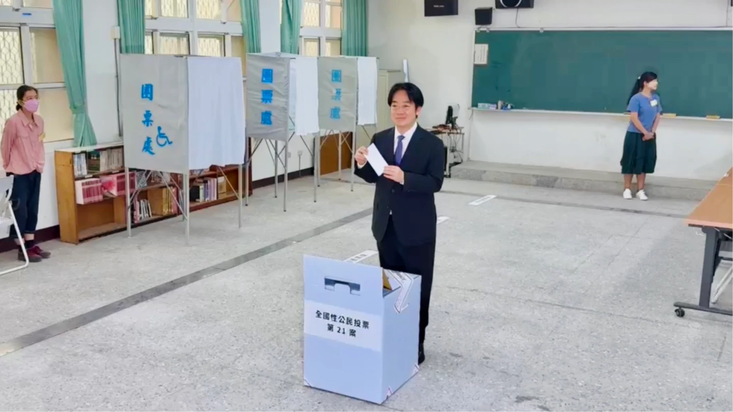 總統賴清德返回台南投下公投票。讀者提供