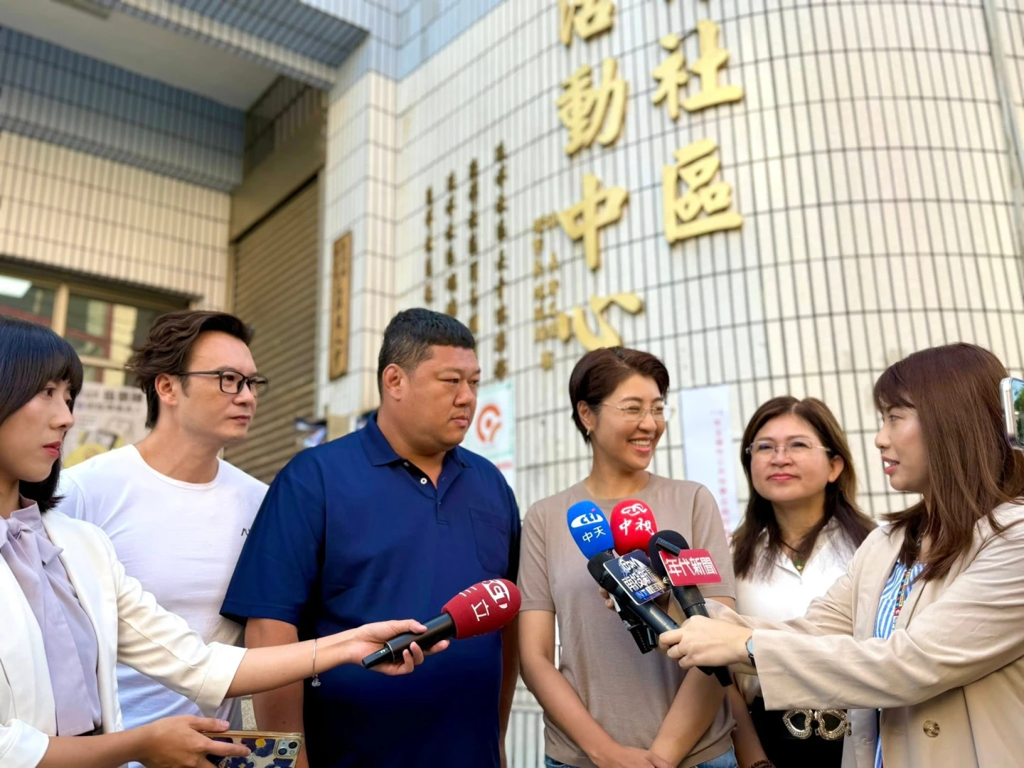 游顥(左三)與南投縣長許淑華(右三)接受媒體聯訪。取自游顥臉書