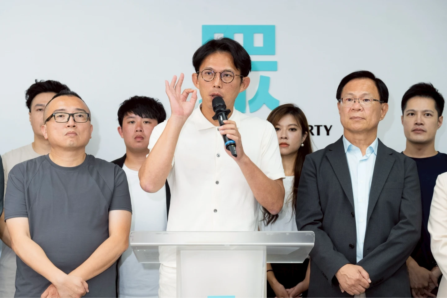 民眾黨今晚針對罷免、公投結果召開記者會。民眾黨提供