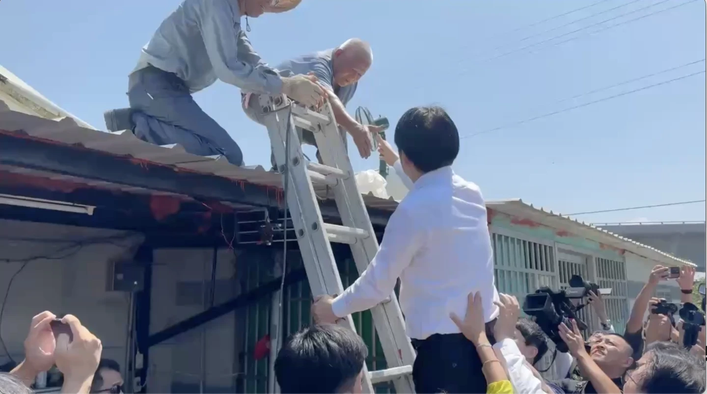 總統賴清德爬梯向工班表達感謝,並親自遞水。總統府提供