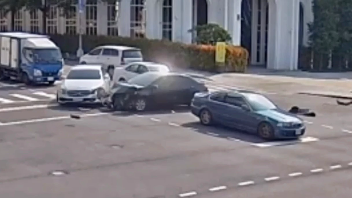台中市西屯區上午發生一起死亡車禍,黑色自小客撞擊瞬間全被監視器清楚拍下。民眾提供