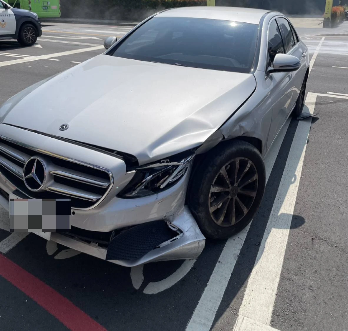 賓士車在待轉時遭撞,左車頭毀損。民眾提供