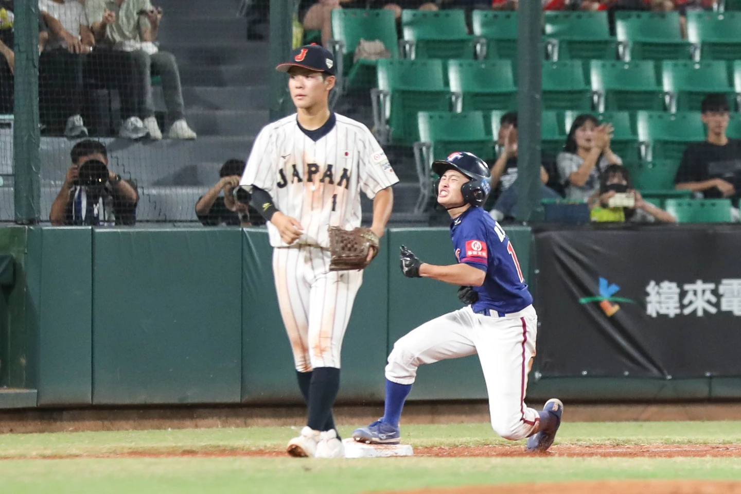 U15亞洲盃中華隊陳泊佑(右)敲出致勝三壘安打。中華棒協提供