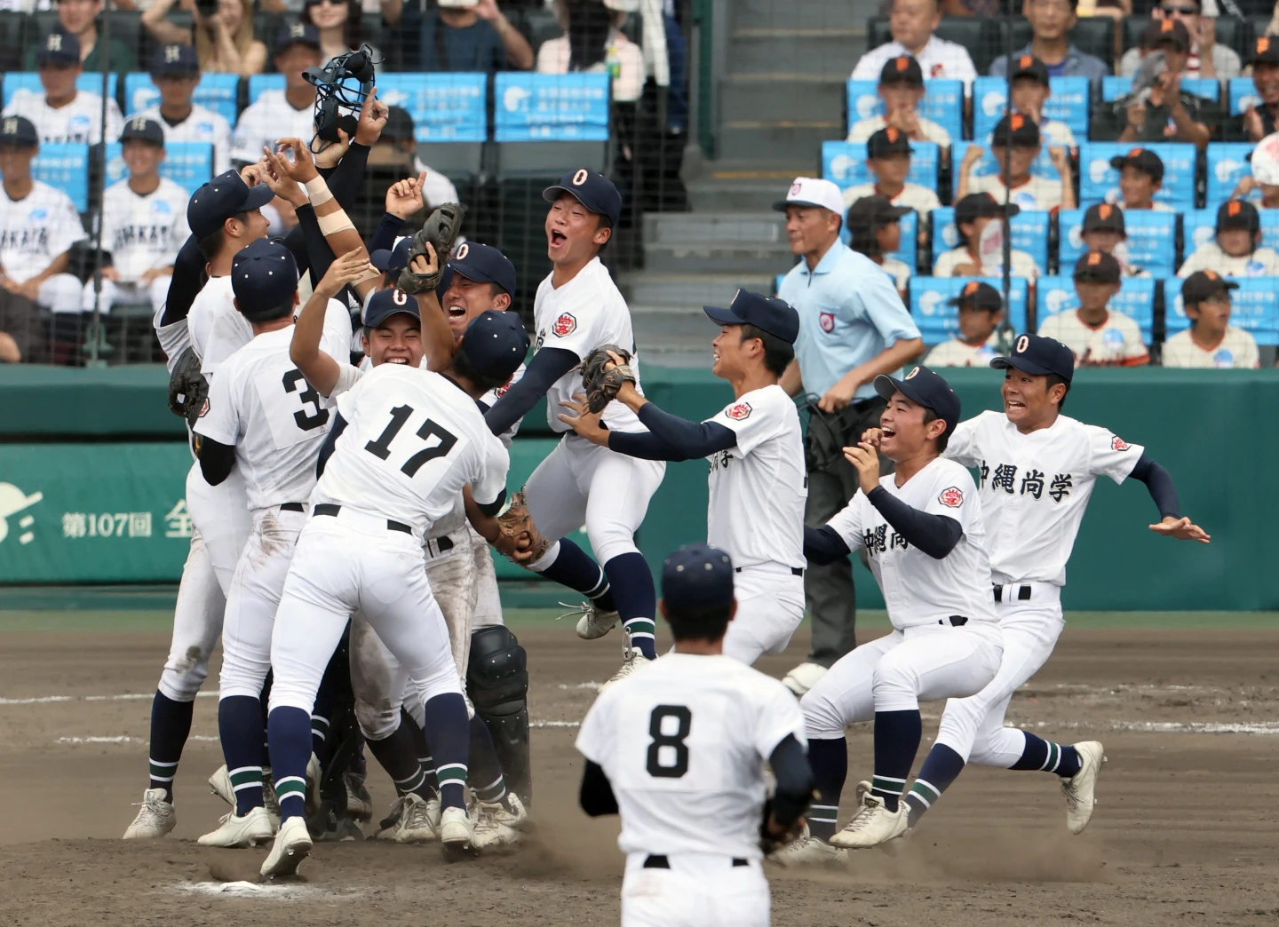 沖繩尚學高校在冠軍賽擊敗西東京代表日大三,勇奪校史首座夏季甲子園冠軍,身穿10號球衣的投手新垣有絃帥氣外表也引發討論。法新社
